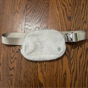 NWOT SHERPA LULULEMON BELT BAG